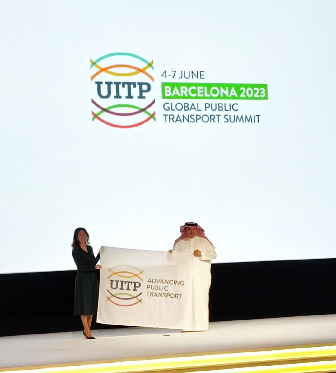 FGCcorporatiu's tweet photo. #Barcelona es catapulta com la capital mundial del #transportpúblic l’any 2023. La presidenta d'#FGC, @martasubira, rep la bandera del president de la @UITPnews, Khalid Alhogail, per organitzar la cimera global de transport públic més important del món

👉https://t.co/mriQGLHfdl https://t.co/qkvLOoCI8X