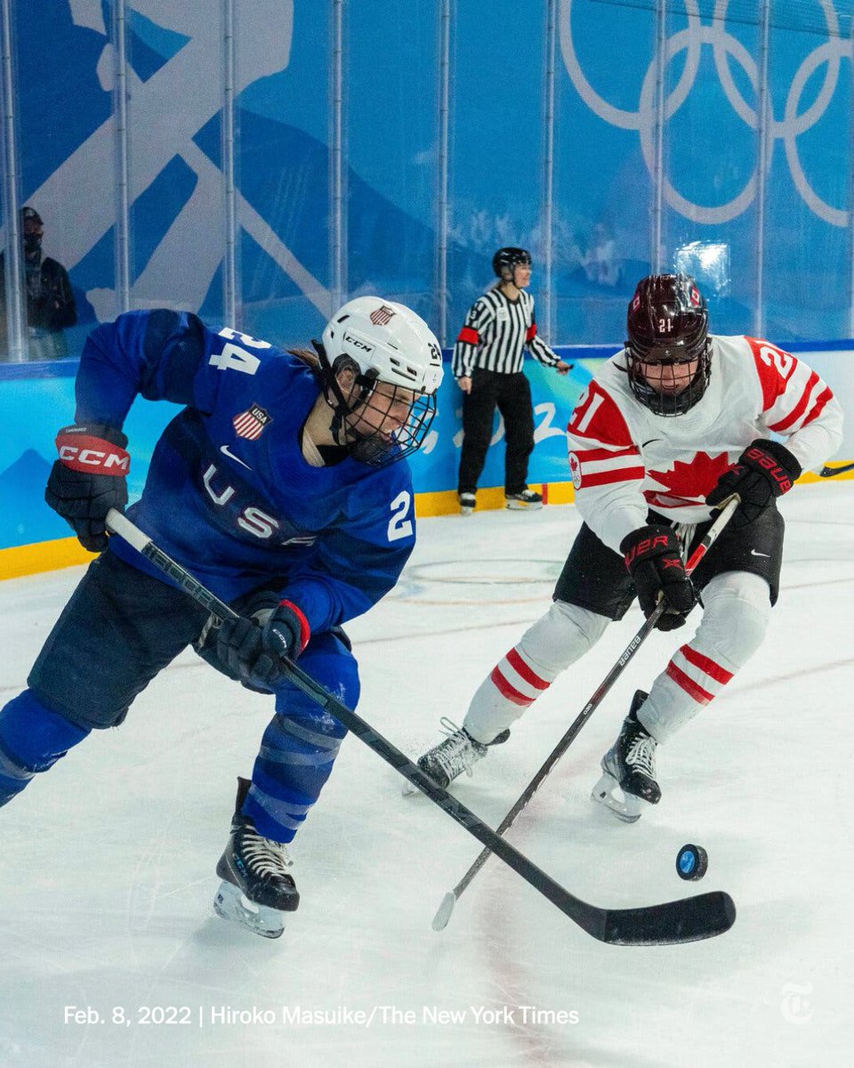 nytimes's tweet photo. Canada 🇨🇦 and the U.S. 🇺🇸, the most celebrated rivalry in women’s hockey, faced off at #Beijing2022, in what was widely viewed as a preview of the gold medal game.

Canada won 4-2 after seizing the second period.
https://t.co/qpdX8vGIoJ https://t.co/lm01YlWwdg