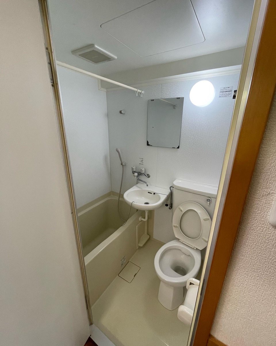 J00973196's tweet photo. 【コスモス西崎】
糸満市西崎1K
周辺にスーパー、コンビニあり家賃もリーズナブルなお部屋です♪

家賃　30,000円
共益費　3,000円
衛生費　700円
駐車場1台　4,000円

👇詳細は👇
https://t.co/WCNw9o3PSp

DMやメール等にてお気軽お問い合わせください☺️ https://t.co/MRnBUz2gPS