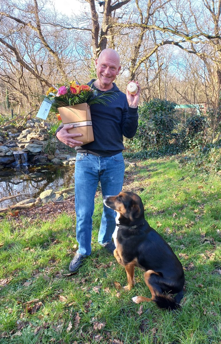 Triora en Michel Odufré zijn onlosmakelijk met elkaar verbonden. Een mooi moment om hem in het zonnetje te zetten. Onze huidige manager zorg Anjeli Jankipersadsing en medewerker van het eerste uur Bert Versteeg hebben hem gisteren verrast. #meaningfullife triora.nl/actueel/nieuws…