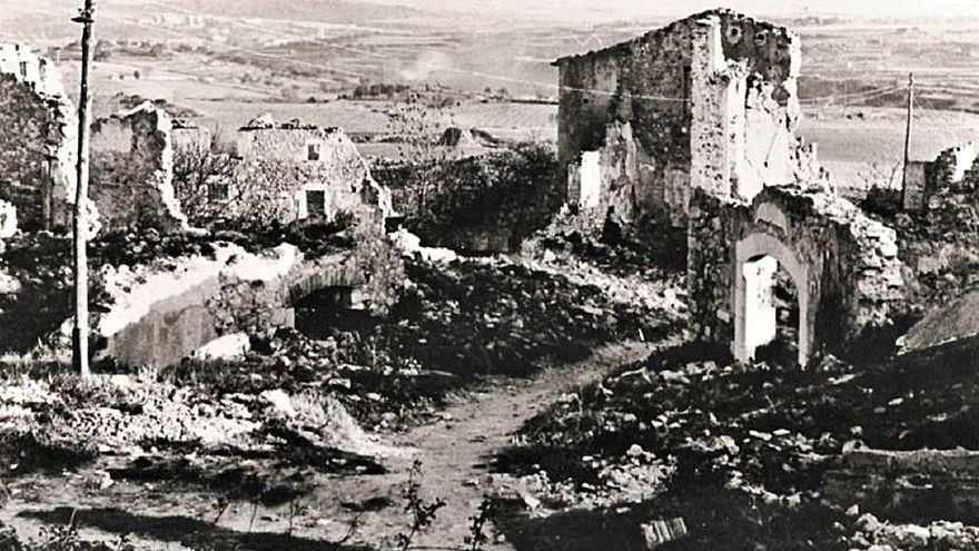 jvfaig's tweet photo. Tal dia com avui de 1939, en aquell hivern de la retirada republicana, el poble de Llers volava pels aires.

📸 El reportatge de La Vanguardia (ja franquista) deixaria testimoni gràfic de la destrossa. https://t.co/JXEDyykDZ3