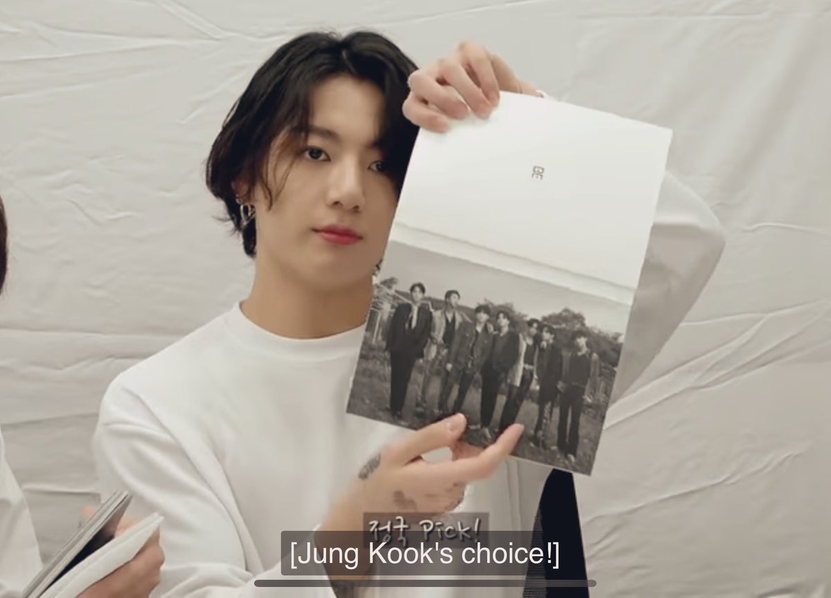 Vkhopee's tweet photo. Taehyung's pick of best group photo : 
where he's leaning on Jungkook
Jungkook's choice : 
where Taehyung's hand chin on his shoulder 🥺💕 https://t.co/lstrrWWkBD