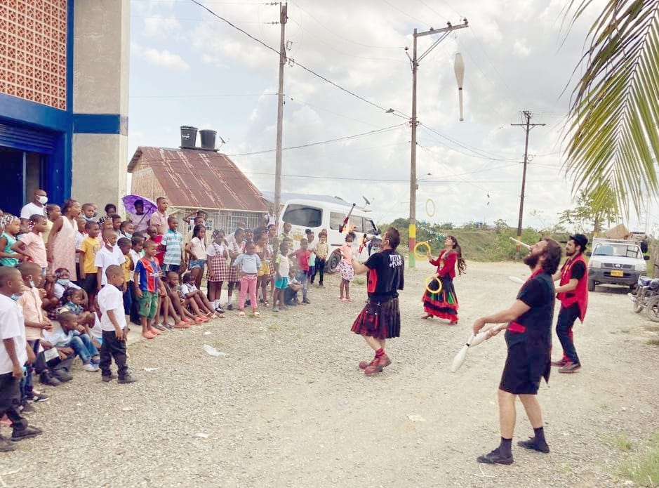 psfcwb's tweet photo. [ESP] ✍️🌎 Nueva entrada en el #BlogPSF sobre nuestra experiencia en #Quibdó (#Colombia). Lxs artistas nos cuentan qué problemática existe en este territorio y cómo se lo hacen para compartir alegría entre tanta miseria y dolor. 

¡No os la perdáis! 👉 https://t.co/ciFv3AN7kW https://t.co/qmzZO4fgcV