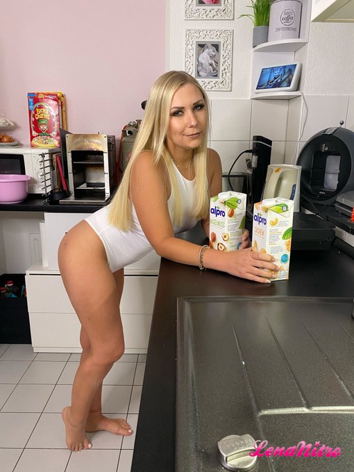 Der K&uuml;chendienst bleibt mal wieder an mir h&auml;ngen... 🤓🤪 https://t.co/BmcBB4dJsV<a href="/tag/rocco"class="tags"><span>#rocco</span></a><a href="/tag/caprice"class="tags"><span>#caprice</span></a><a href="/tag/lena"class="tags"><span>#lena</span></a><a href="/tag/martina"class="tags"><span>#martina</span></a>
