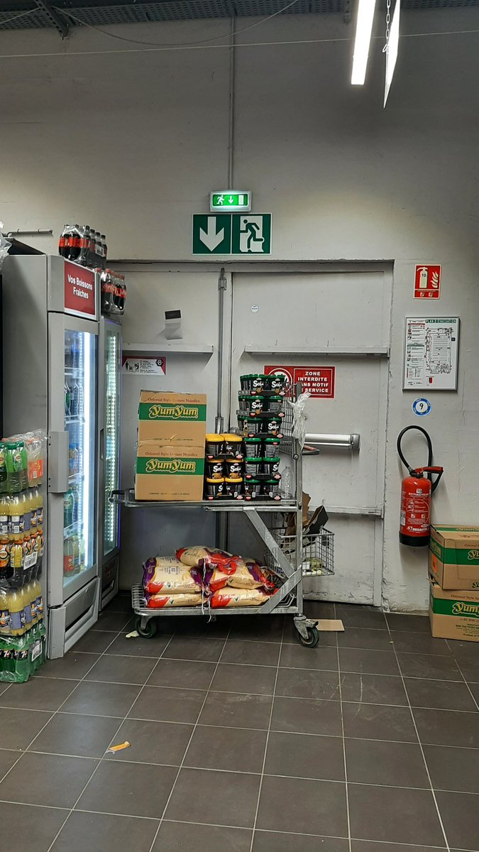 CaroFromPanam's tweet photo. S'il y a une urgence on se fait des nouilles ou on sort ? @AUCHAN_France https://t.co/FyJmVSx5Cg
