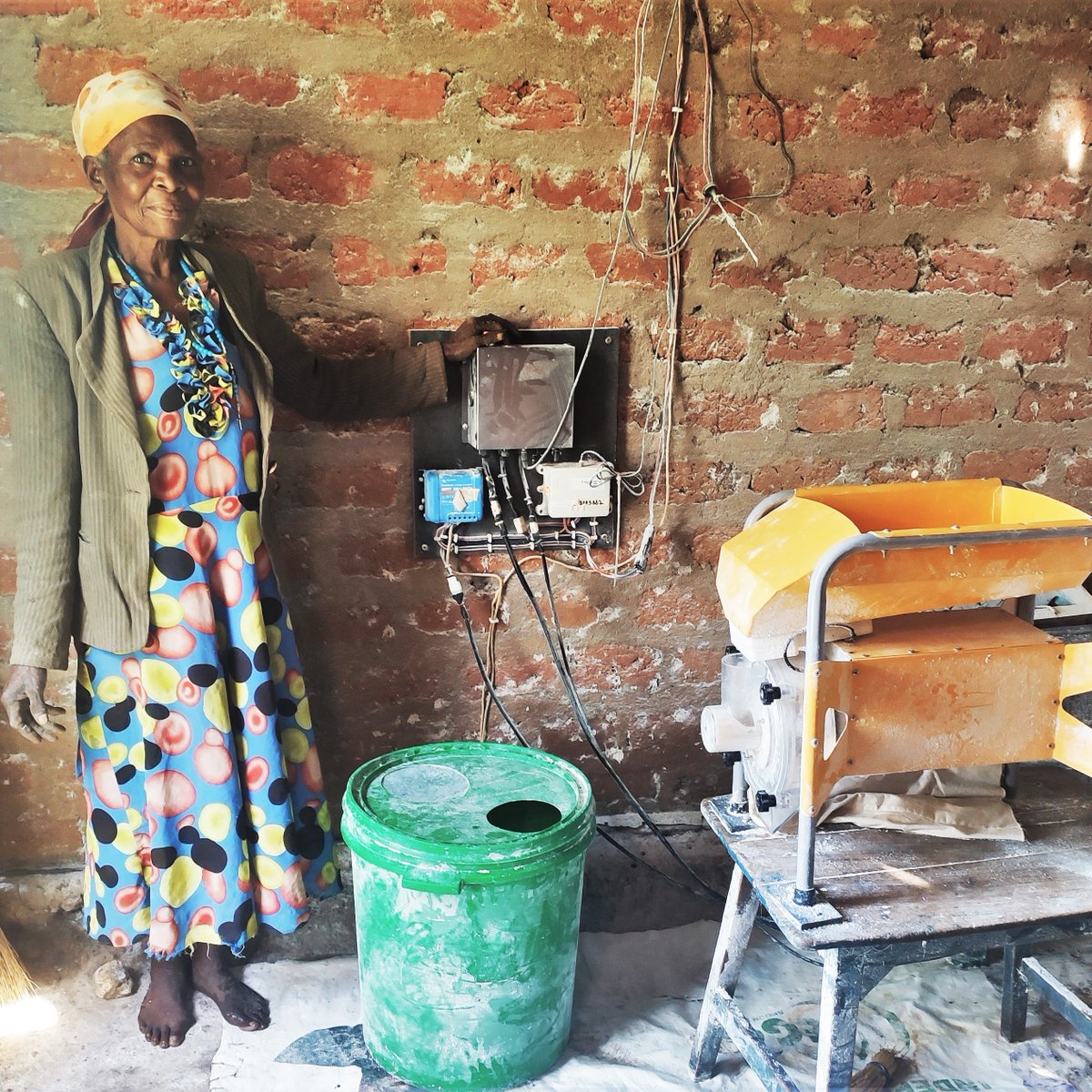 Sunrise_Kat's tweet photo. Users are liking the @AgsolMachines #solar micro mills in #Kenya: “The quality of flour that comes out of the machine is great, since it produces fine flour that does not have the smell of fuel.”
@60_decibels @StichtingDOEN
#SDG7 #agroprocessing #PUE #energy 
(photo: Agsol) https://t.co/nWKSgG9LvY