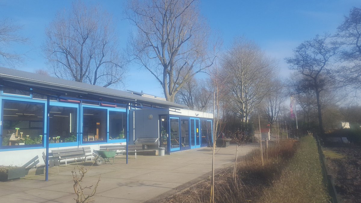 Atalantje's tweet photo. Mijn leslokaal voor de komende weken #schooltuinen #deRoos #groep6 @AmsterdamNL #NME @Westerparkbuurt @schooltuinen https://t.co/rIagZ1RCBY