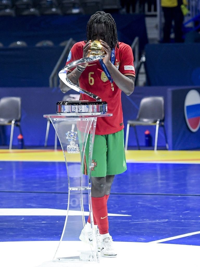 Zicky Té eleito o melhor jogador do Europeu de futsal