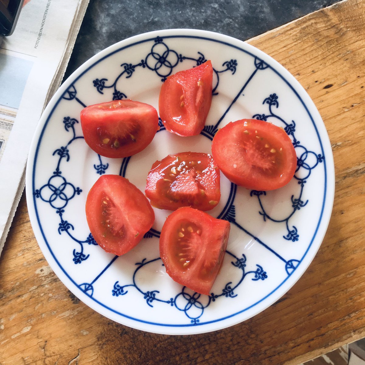 Ik nam een hap en dacht jawoor, heb ik nou weer Corona maar het zijn gewoon Hollandse tomaten.