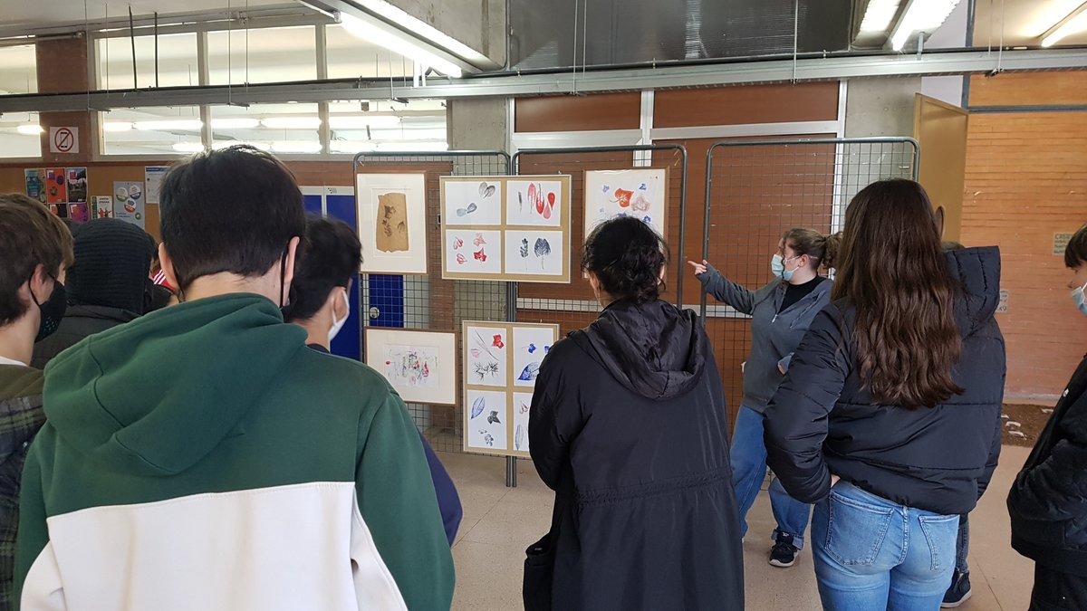 fundaciomiro's tweet photo. 🌱 Terra, llavors, pedretes i fulles de #LaMarina han contaminat avui l'@ins_montjuic!
💡 I tot per fer créixer el projecte artístic comunitari amb l'artista #Inula en el marc del projecte #EnResidència, i amb la mediació de la #FundacióMiró.
🟢 https://t.co/CtWQLZNsIT https://t.co/sQ7vX0MPZv
