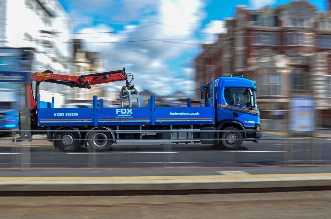 jjogradycivils's tweet photo. Is it a bird? Is it a plane? No, it's a @foxbrothersltd truck! π
How incredible is this photo of a Fox Brothers merchant truck as it passed through Blackpool? It's so perfectly timed! π₯
#jjogradycivils #foxgroup #foxbrothers #blackpool #merchanttruck https://t.co/WgiHoF34nl