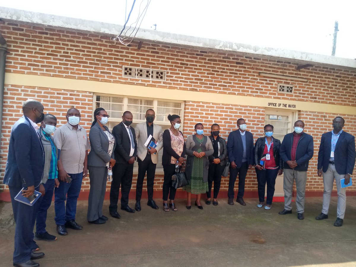 BureraDistrict's tweet photo. Kuri uyu wa 2,Umuyobozi w'Akarere, @UWANYIRIGIRAMC1 
yakiriye mu Biro bye  Umufatanyabikorwa @CatholicRelief  na @CaritasRwanda  baje gutangiza Umushinga "USAID Gikuriro Kuri Bose" mu Karere ka #Burera.Bagaragaje ibyo uzakora harimo kurwanya Igwingira no kwita ku bafite Ubumuga. https://t.co/dmXDZLe1JK