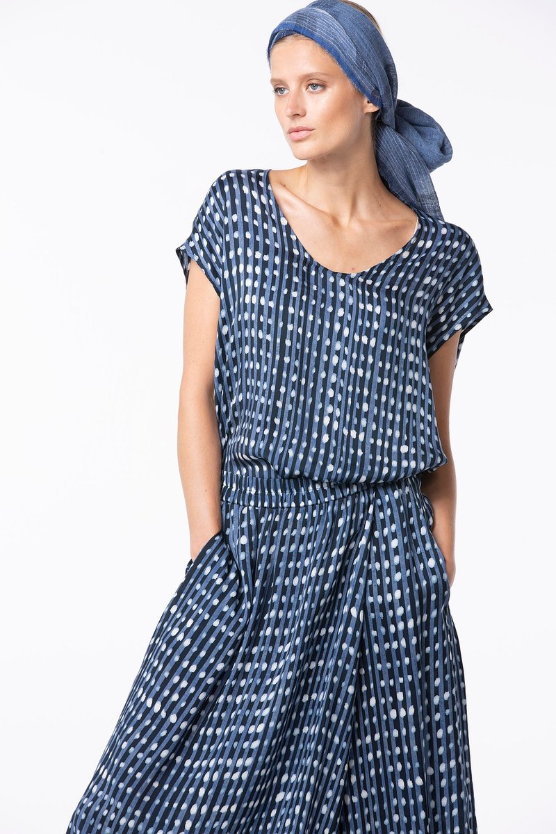 NEW IN * NEW IN * NEW IN *

The top Camargo in a fine cupro twill with a dot print has been designed in a loose boxy fit.

Shop OSKA® Top Camargo / Cupro-Twill
,
,
,

#OSKA #ISCHIKO #Newin #SS22 #SpringSummer22 #Sustainable #Slowfashion #SALE #Re.fashion #refashion