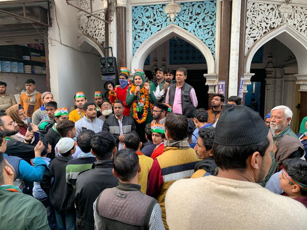 Nidaahmad78's tweet image. मैं शुक्रगुज़ार हूँ, मेन्थॉल मार्किट (तेल मंडी) के लोगों क़ी इतना प्यार और सम्मान देने के लिए।
नेता नहीं,बेटी चुनिए
निदा अहमद कांग्रेस प्रत्याशी,33 विधानसभा सम्भल
लड़की हूं लड़ सकती हूं
जय कांग्रेस तय कांग्रेस 
#CongressFor2022 #ladkihoonladsaktihoon #UPElections2022 #NidaAhmed