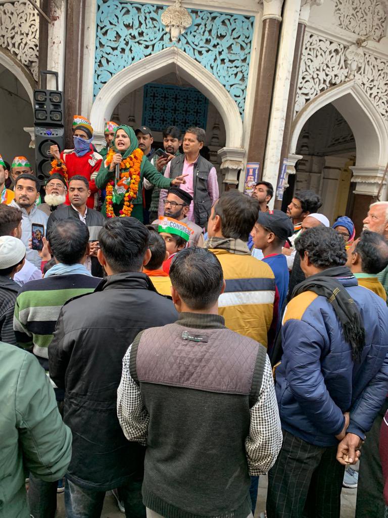 Nidaahmad78's tweet image. मैं शुक्रगुज़ार हूँ, मेन्थॉल मार्किट (तेल मंडी) के लोगों क़ी इतना प्यार और सम्मान देने के लिए।
नेता नहीं,बेटी चुनिए
निदा अहमद कांग्रेस प्रत्याशी,33 विधानसभा सम्भल
लड़की हूं लड़ सकती हूं
जय कांग्रेस तय कांग्रेस 
#CongressFor2022 #ladkihoonladsaktihoon #UPElections2022 #NidaAhmed