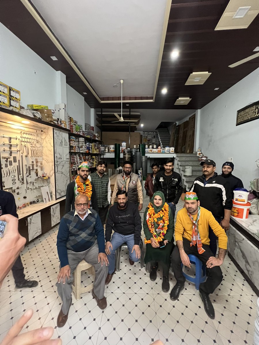 Nidaahmad78's tweet image. मैं शुक्रगुज़ार हूँ, मेन्थॉल मार्किट (तेल मंडी) के लोगों क़ी इतना प्यार और सम्मान देने के लिए।
नेता नहीं,बेटी चुनिए
निदा अहमद कांग्रेस प्रत्याशी,33 विधानसभा सम्भल
लड़की हूं लड़ सकती हूं
जय कांग्रेस तय कांग्रेस 
#CongressFor2022 #ladkihoonladsaktihoon #UPElections2022 #NidaAhmed