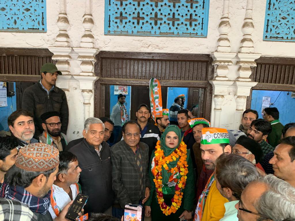 Nidaahmad78's tweet image. मैं शुक्रगुज़ार हूँ, मेन्थॉल मार्किट (तेल मंडी) के लोगों क़ी इतना प्यार और सम्मान देने के लिए।
नेता नहीं,बेटी चुनिए
निदा अहमद कांग्रेस प्रत्याशी,33 विधानसभा सम्भल
लड़की हूं लड़ सकती हूं
जय कांग्रेस तय कांग्रेस 
#CongressFor2022 #ladkihoonladsaktihoon #UPElections2022 #NidaAhmed