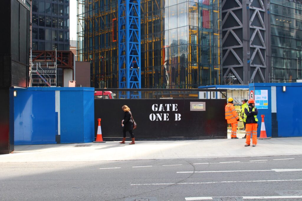 suttieservices's tweet photo. Timber or Metal? Which hoarding is the best fit for your construction site? https://t.co/zKWZMPsD9k #sitesecurity #hoarding #constructionhoarding https://t.co/emulHI0rY2