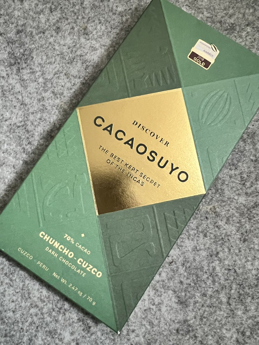 MainichiFoodie's tweet photo. カカオスーヨ
チュンチョ70%
ペルーのチョコレート🥰

軽い酸味のあるカカオの香りが華やか🌸

美味しい〜😋❤️🍫

滑らかでとっても食べやすいし
風味豊かだからひとかけでもかなり満足😆✨

お高いけどまた買���ちゃうんだろうな…😂

#タブレット 
#おやつ 
#グルメ好きな人と繋がりたい https://t.co/ZgUAw8YXOQ