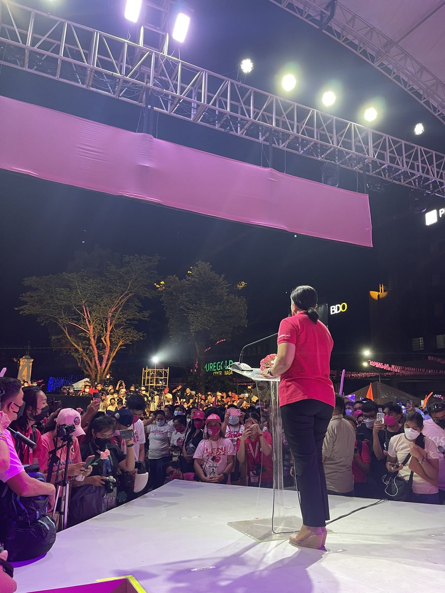 aikarobredo's tweet photo. Liwanag sa dilim. 🇵🇭🌸 #AngatBuhayLahat #KulayRosasAngBukas #LeniKiko2022 https://t.co/ebKGg5QB7W