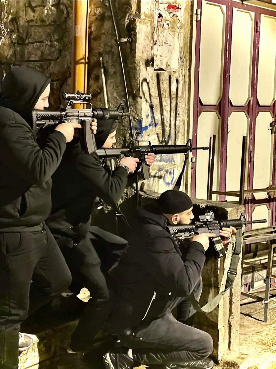 SamidounIR's tweet photo. #فوری
نظامیان صهیونیست در هماهنگی با نیروهای امنیتی تشکیلات خودگردان، ۳ نفر از مبارزان فلسطینی عضو گردان‌های شهدای الاقصی، شاخه نظامی جنبش فتح، را وسط شهر نابلس ترور کردند؛ ابراهیم، ادهم و محمد در هفته‌های گذشته حملاتی را علیه ایست‌های بازرسی غیرقانونی اشغال‌گران ترتیب داده بودند https://t.co/P7qTCmTV8n