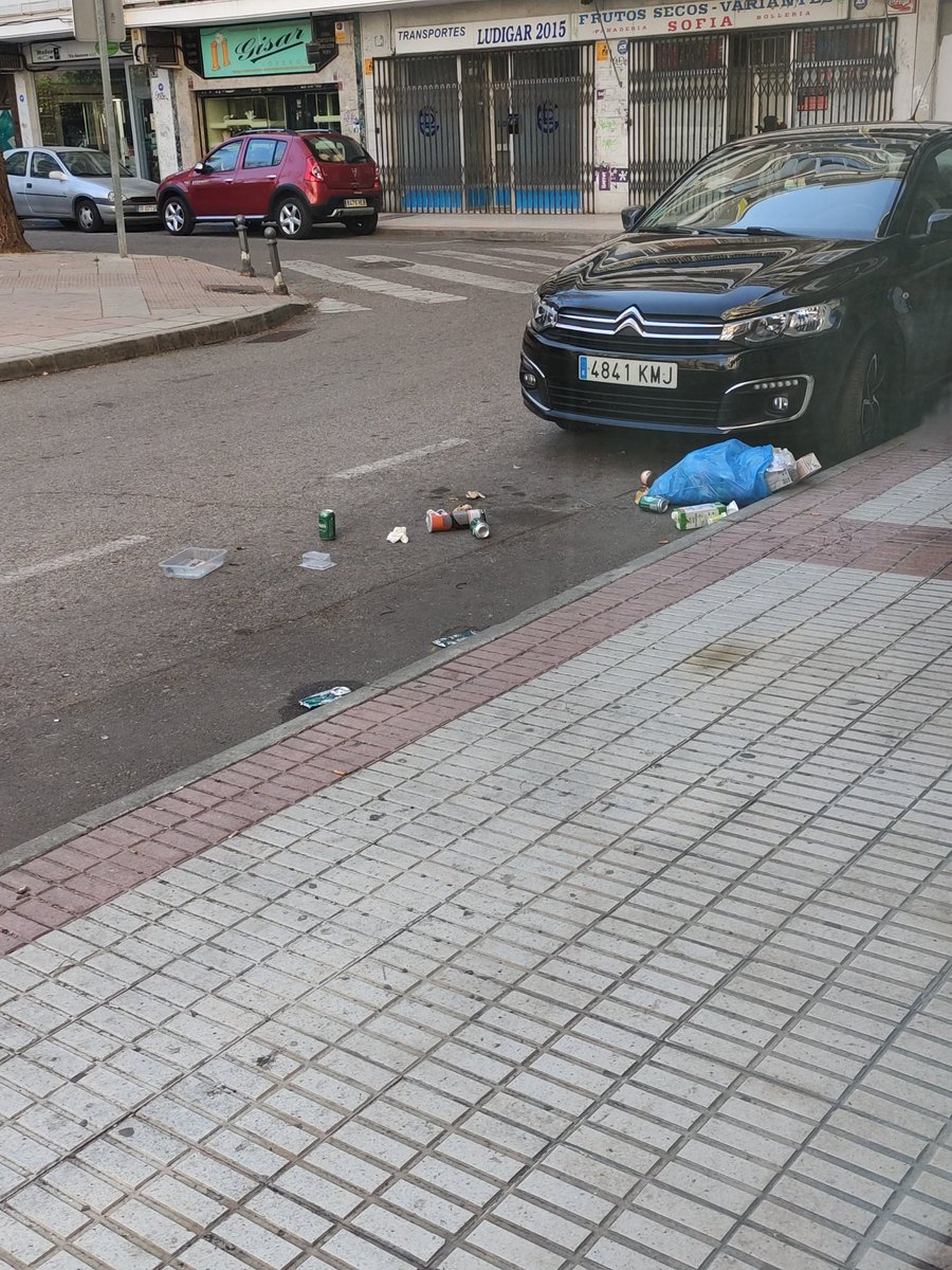 KhaleImp's tweet photo. @Ayto_Torrejon Se que hay vecinos bastante incívicos, pero es muy fuerte que esté esto desde el fin de semana ahí y no lo haya recogido el equipo de limpieza. Es difícil llevar un negocio cuando los vecinos y a quién corresponde dejan la calle así de limpia. https://t.co/liaLwLbjlb