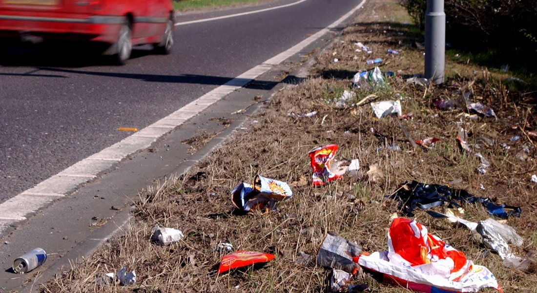 GuildfordBC's tweet photo. Our parks and street scene team are litter picking and sweeping lane one of the #A331 today.

#Guildford https://t.co/UGvLuuKnpZ