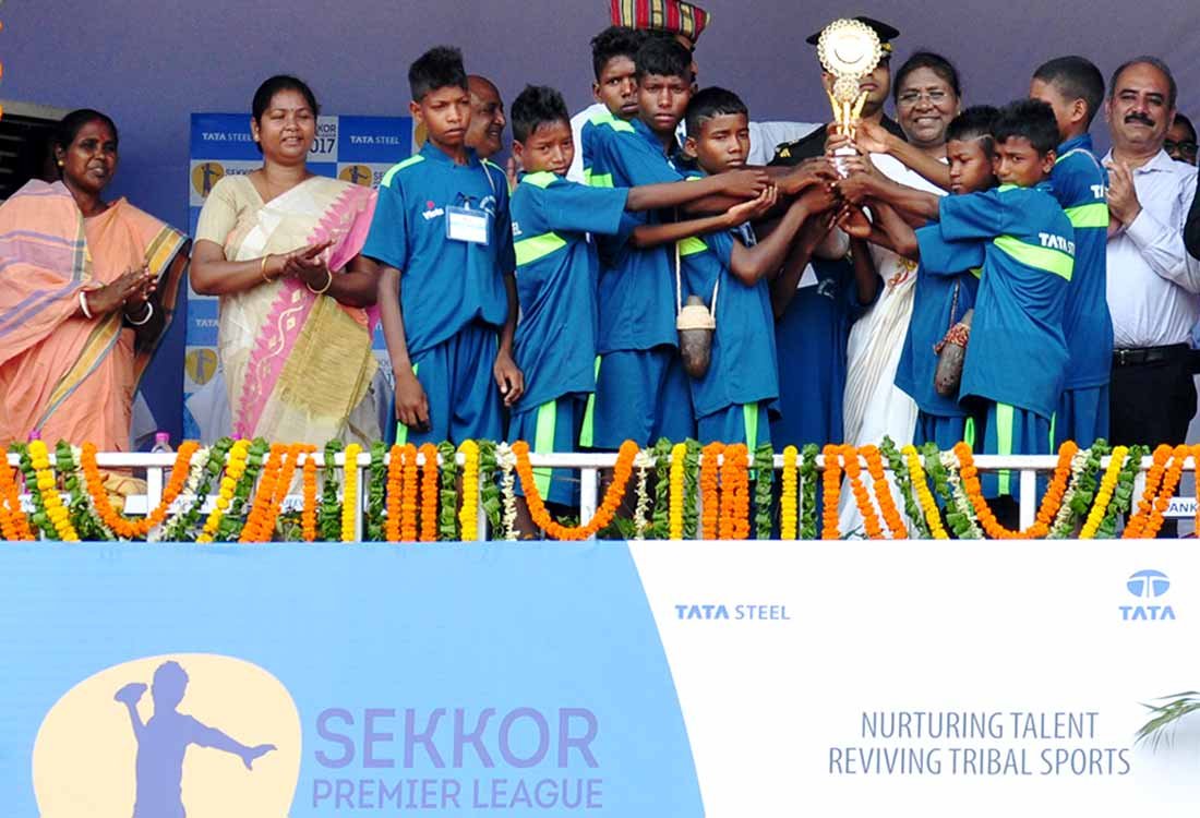 theindntribal's tweet photo. Tata Cultural Society of @TataSteelLtd is reviving ancient tribal games by organising tournaments like Sekkor Premier League. Myth says Sekkor was first played btwn men &amp; devils. #TribalGames  #IndiaTribes @HemantSorenJMM  @JharkhandCMO 
Know the games @
https://t.co/enOUyXDia9 https://t.co/bptsQeerO0