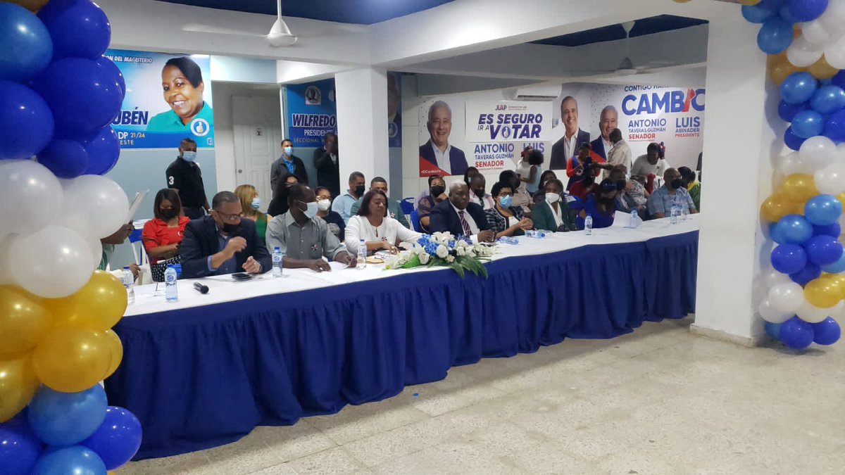 Estoyconsanchez's tweet photo. El proyecto José Sánchez a la presidencia del  PRM por el Municipio Santo Domingo Este (MSDE), suma otro éxito evento a su amplia lista de actividades proelectorales, al juramentar la tarde de ayer a cientos de maestros y maestras de la dirección de educación. https://t.co/S0pgfXZiZa