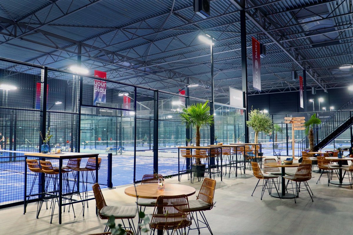 We zijn open! En wat zijn we trots op de nieuwe plaza in Amsterdam. 9 indoor padelbanen, een shop van <a href="/padelshopcom/">PadelShop.com</a> en alle voorzieningen voor een totaalbeleving. Mogen we je deze week al verwelkomen op óf naast de baan? 🎾
