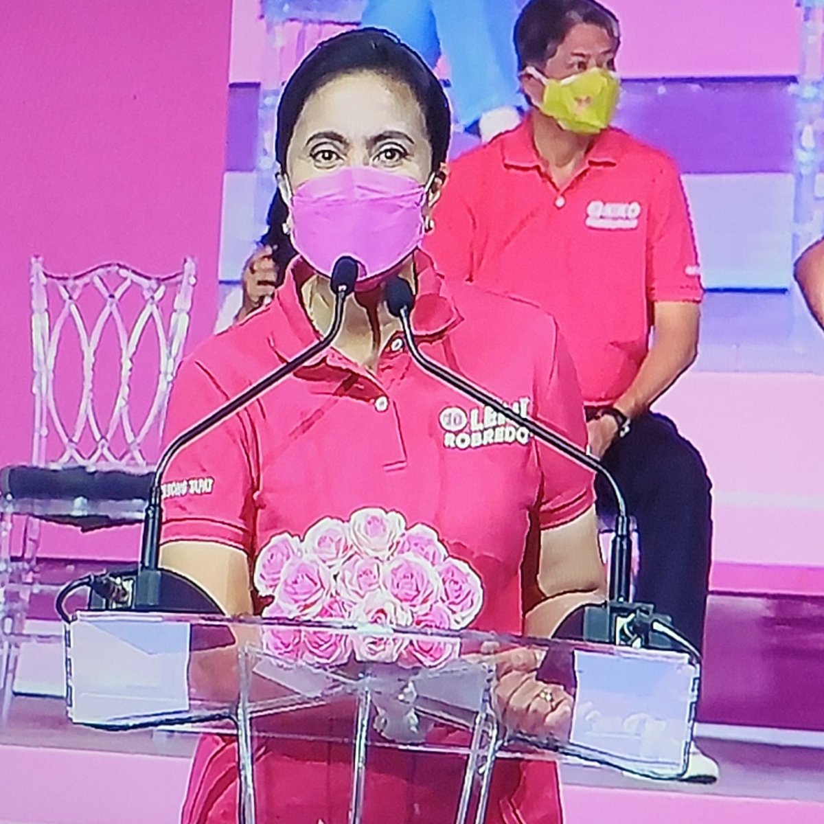 Geeengirl's tweet photo. "Tara. Ipanalo na natin to." @lenirobredo 

Nakakakilig💗🌸
#KulayRosasAngBukas 
#AngatBuhayLahatKayLeni 
#LeniForPresident2022 https://t.co/4ch6lg8pDs
