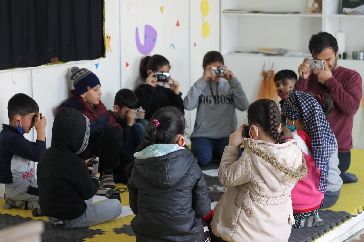 UNHCRTurkiye's tweet photo. 1. Fotoğraf Atölyesi Mardin'de yaşayan 60 mülteci ve Türk çocuğun katılımıyla tamamlandı. Çocuklar, fotoğraf çekme ve film yıkamanın yanı sıra çocuk hakları, cinsiyet eşitliği ve akran zorbalığına karşı ne yapabilecekleri hakkında bilgi aldıkları oturumlara katıldılar. 📸 https://t.co/TOn0PHVnsS