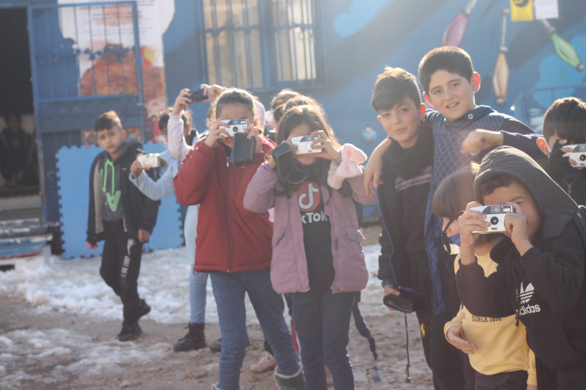 UNHCRTurkiye's tweet photo. 1. Fotoğraf Atölyesi Mardin'de yaşayan 60 mülteci ve Türk çocuğun katılımıyla tamamlandı. Çocuklar, fotoğraf çekme ve film yıkamanın yanı sıra çocuk hakları, cinsiyet eşitliği ve akran zorbalığına karşı ne yapabilecekleri hakkında bilgi aldıkları oturumlara katıldılar. 📸 https://t.co/TOn0PHVnsS