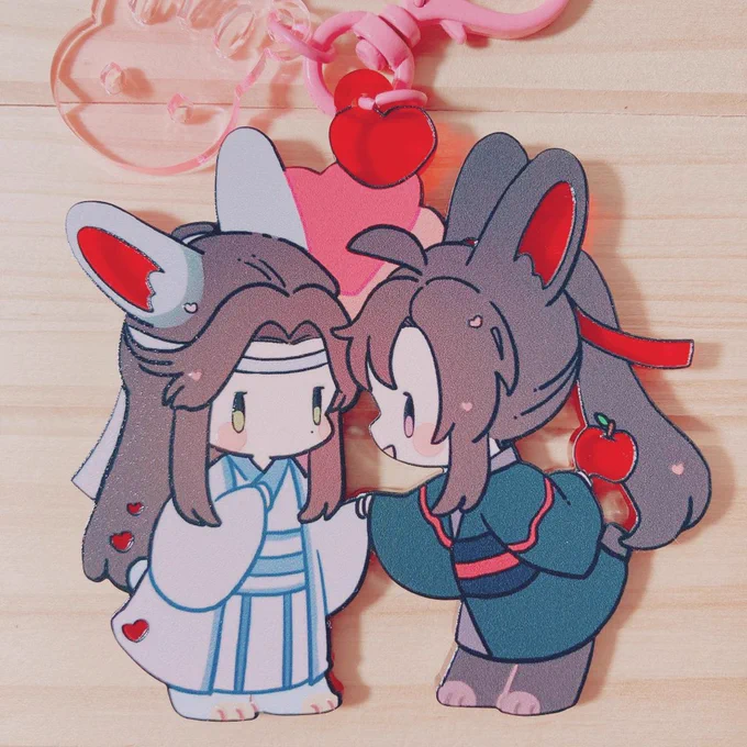🐰アクキー届いたー!ほっぺと目のあたりはグロス加工でぷっくりしてる🍎かわいくできて嬉しい…☺️ 