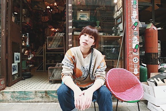 Bayleee1992's tweet photo. 香港有條荷李活道
荷李活道是條古董街
那裡聚集了百多家古玩店
國外媒體評價她是「一輩子必須走一趟的街道」
我匆匆走過一回 你走過嗎？ https://t.co/SLdVJqQNh5