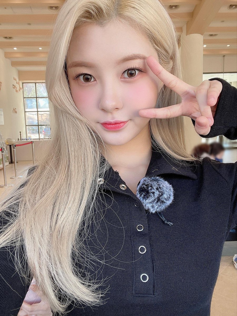 dayeonbbl's tweet photo. [220208] 🐿💬 

: y/n! I miss you so much today
: So, here’s a gift !
: It’s during the shooting of Kep1er Zone ><
: I love you 💜 https://t.co/vrrZqFoj1Y
