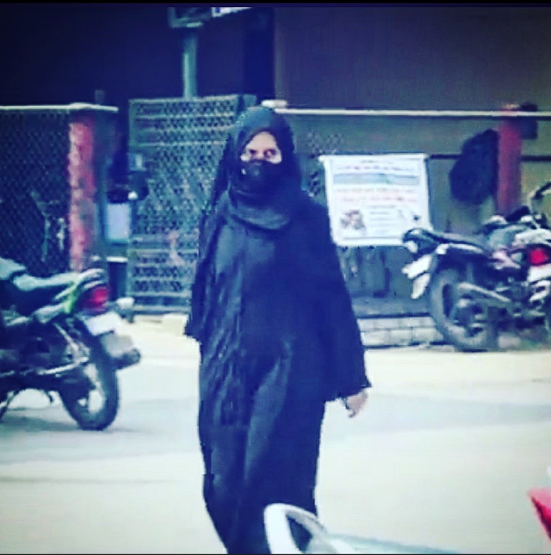 Neha9576's tweet photo. बिटिया‌ ने कहा 
पढ़ने जा रही हूँ 
मैंने सुना
सारी दुनिया से अकेले लड़ने जा रही हूँ।

#हिजाब_से_दर्द_क्यों
#हिजाब_से_दर्द_क्यों https://t.co/oivMw8MnBg