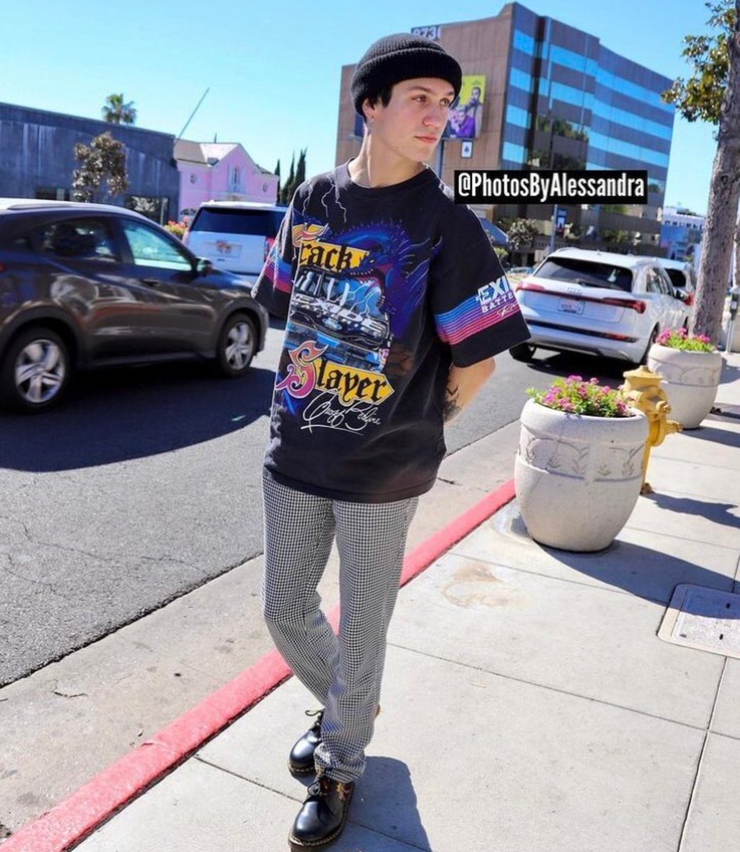 huddysvampire's tweet photo. HE LOOKS SO GOOD OMG https://t.co/bbdzK5rXLF