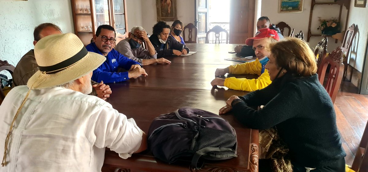 Reunión del eqpo de Direccion de Merida,luego del pleno asambleario con el Pdte del Consejo legislativo,Pedro Alvarez y el Director de la Casa de los Gobernadores Wilmer Iglesias y el Dip Willian Rodriguez de la Dirección Nacional del PPT
<a href="/NicolasMaduro/">Nicolás Maduro</a> 
<a href="/jorgerpsuv/">Jorge Rodríguez</a> 
<a href="/dcabellor/">Diosdado Cabello R</a>