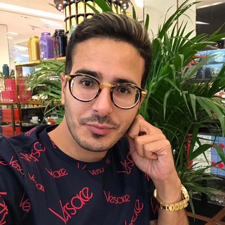 Catalba's tweet photo. Les quiero presentar a mi nuevo novio. Hace rato no me sentía así de ilusionada. Y qué pesar, ayer lo robaron en Las Vegas y tuve que prestarle plata. ¡Qué ciudad tan insegura!😍😂 https://t.co/Bh3nSS5JUn