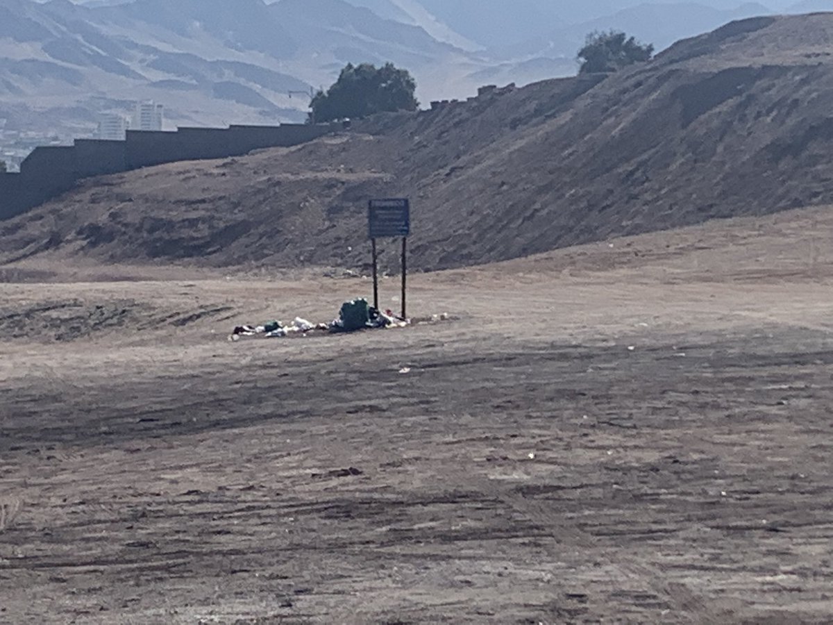 diarioafta's tweet photo. #Denuncia | Vecinos denuncian poca conciencia de quienes ensucian y falta de mayor cantidad de contenedores de basura en sectores costeros de #Antofagasta, como la playa de las fotos ubicada en sector Poza de Los Gringos  @AntofagastaMuni @jonathanplan9 

 📷 @joiglesiasv https://t.co/WnTBDhAT8F