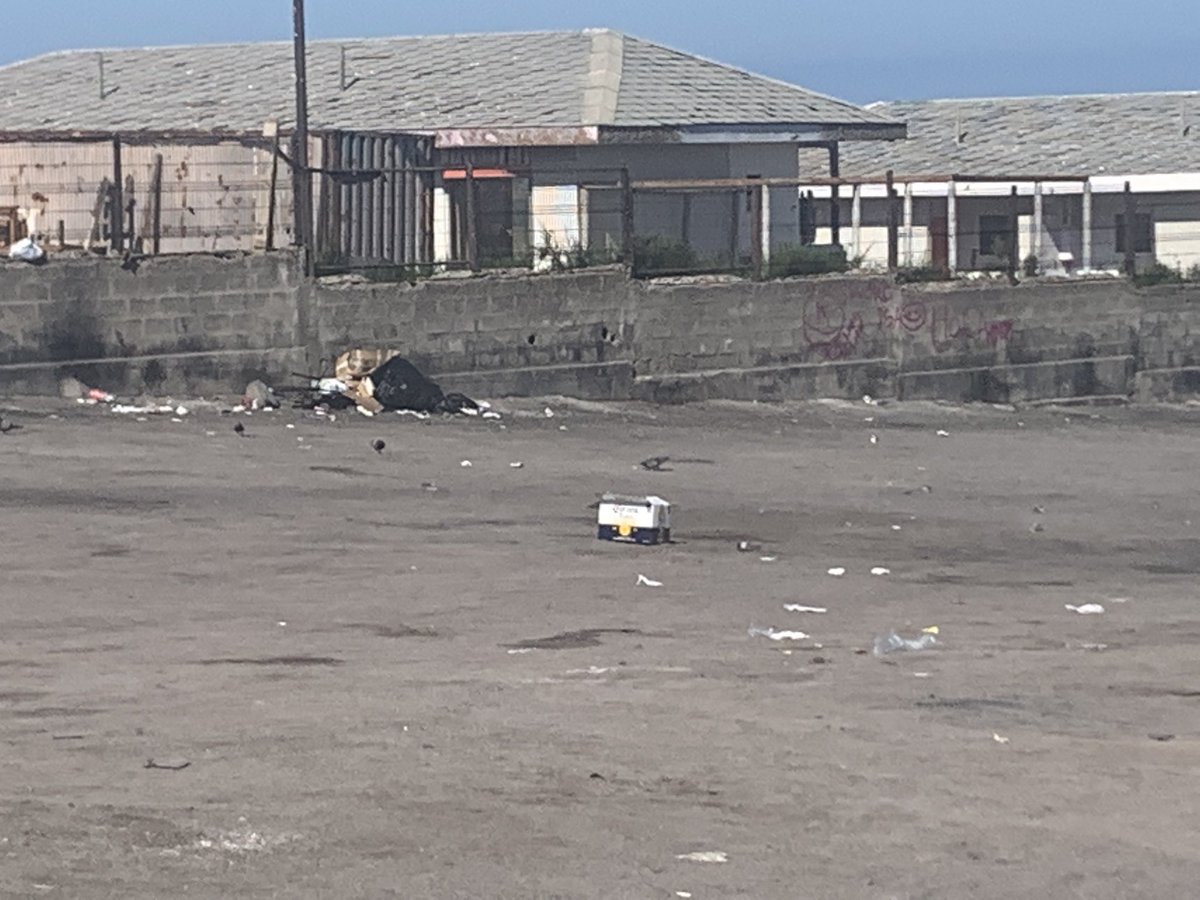 diarioafta's tweet photo. #Denuncia | Vecinos denuncian poca conciencia de quienes ensucian y falta de mayor cantidad de contenedores de basura en sectores costeros de #Antofagasta, como la playa de las fotos ubicada en sector Poza de Los Gringos  @AntofagastaMuni @jonathanplan9 

 📷 @joiglesiasv https://t.co/WnTBDhAT8F