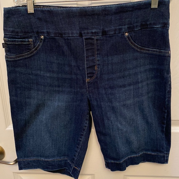 spoolovecleo's tweet photo. So good I had to share! Check out all the items I'm loving on @Poshmarkapp from @bfs1210 @jennyssmiller #poshmark #fashion #style #shopmycloset #lee #styleco #graceelements: https://t.co/q15iGSGUZN https://t.co/bgaoRtLUfK