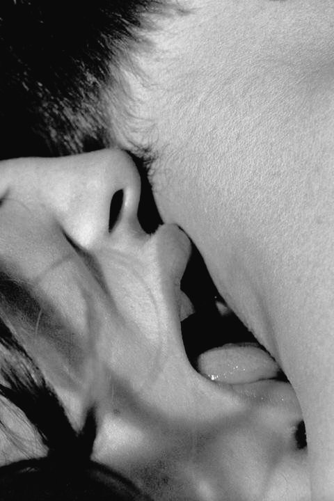 Облизнул даму. Целовать с языком. Мужчина облизывает. Облизнул даму. Облизнул даму.