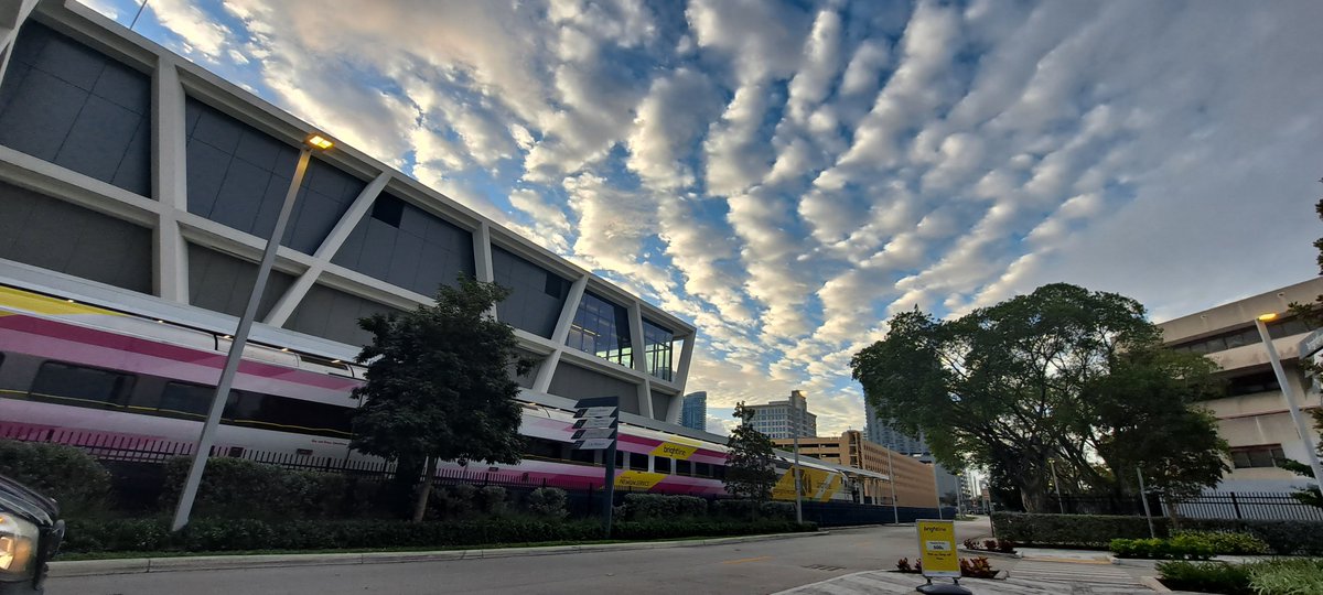 madesolanon's tweet photo. Hermoso Cielo...Gracias mi Dios por tus Maravillas😍
#conlosbuenosdias #brightline #fll #workiandoando #bendiciones https://t.co/qF0iB3g0zK