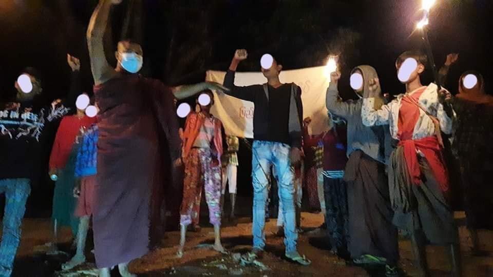katycho22222's tweet photo. Mandalay’s revolutionary monk and youths in #Pyigyidagon Tsp,staged a regular night protest to overthrow the terrorist Fascist army.
Be safe heroes.🙏🏽🙏🏽🙏🏽

#2022Feb8Coup 
#GlobalArmsEmbargo 
#WhatsHappeninglnMyanmar https://t.co/xirMtCPakj