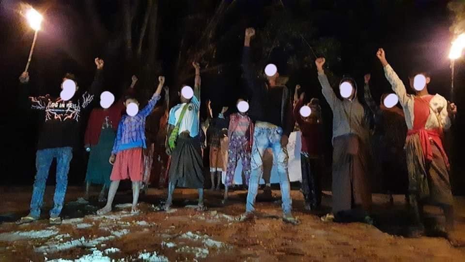 katycho22222's tweet photo. Mandalay’s revolutionary monk and youths in #Pyigyidagon Tsp,staged a regular night protest to overthrow the terrorist Fascist army.
Be safe heroes.🙏🏽🙏🏽🙏🏽

#2022Feb8Coup 
#GlobalArmsEmbargo 
#WhatsHappeninglnMyanmar https://t.co/xirMtCPakj