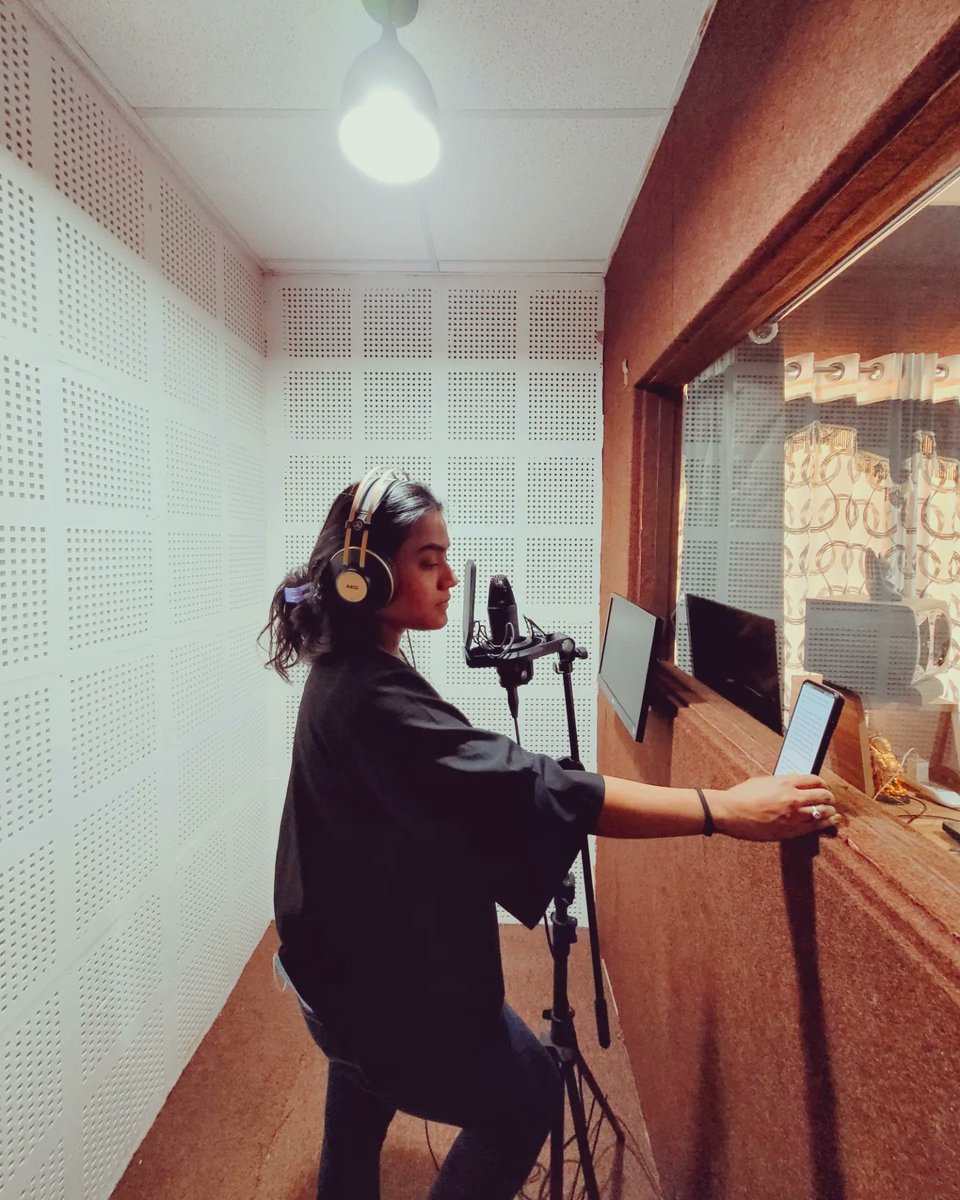 BaxiNatasha's tweet photo. Trying to make something work sonically 🎧🎙
#worklife 
#recordingstudio 
#audiobooks 
#perksofwork 
#nomakeup 
#leoshinesbright https://t.co/ZOoyYg2DaU