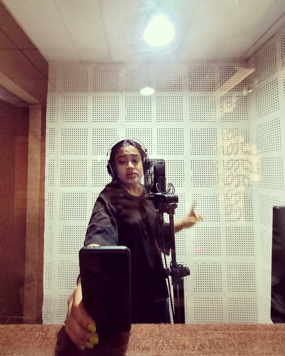 BaxiNatasha's tweet photo. Trying to make something work sonically 🎧🎙
#worklife 
#recordingstudio 
#audiobooks 
#perksofwork 
#nomakeup 
#leoshinesbright https://t.co/ZOoyYg2DaU
