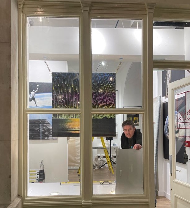 🎶🎵How much is that Robbie in the window?🎵🎶  

The answer is: PRICELESS! (&amp; he's not for sale, that's illegal!) 
This week Robbie has been in London delivering many beautiful things to many wonderful places, including the <a href="/redeightgallery/">Redeightgallery</a> in London!  
#artshipping #arthandling